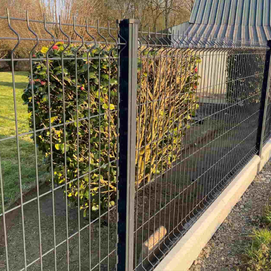 Mon petit jardinier est votre paysagiste expert dans la pose et l'aménagement de clôture grillage rigide, ou galvanisé en métropole lilloise.