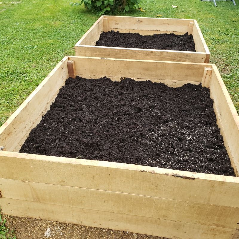Carré potager en bois dans le jardin d'un de nos clients fidèles